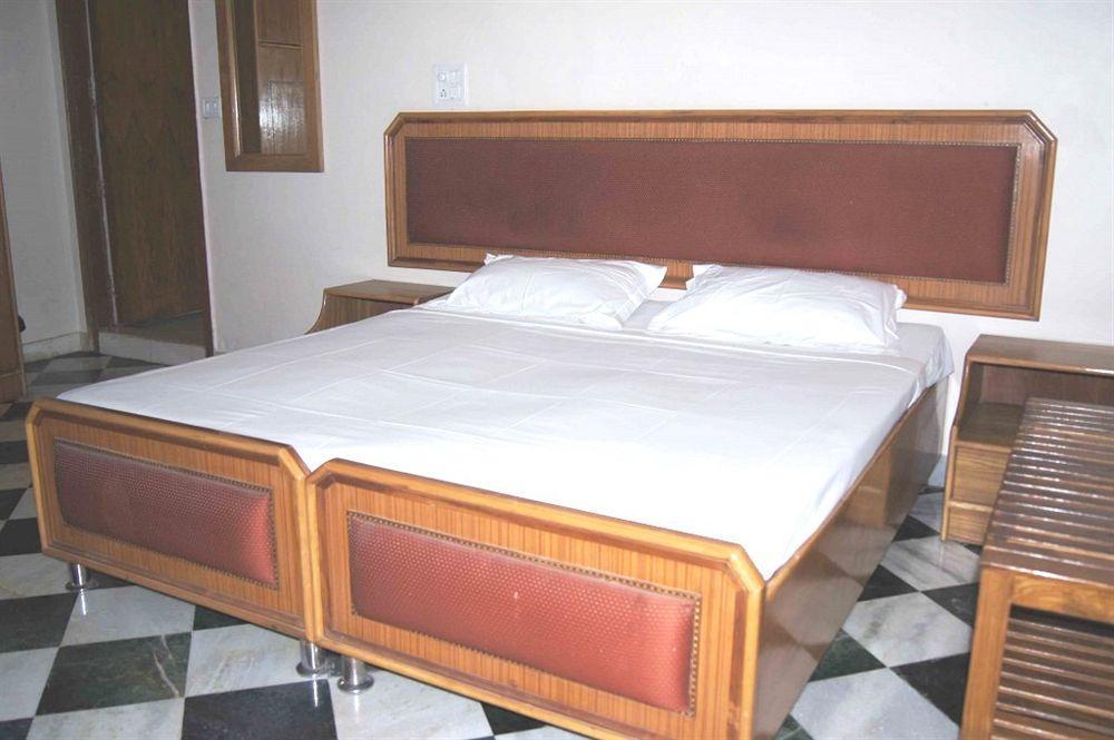 Hotel Westend Holiday Home 5 Mint From Nizamuddin Railway Station Ню Делхи Екстериор снимка