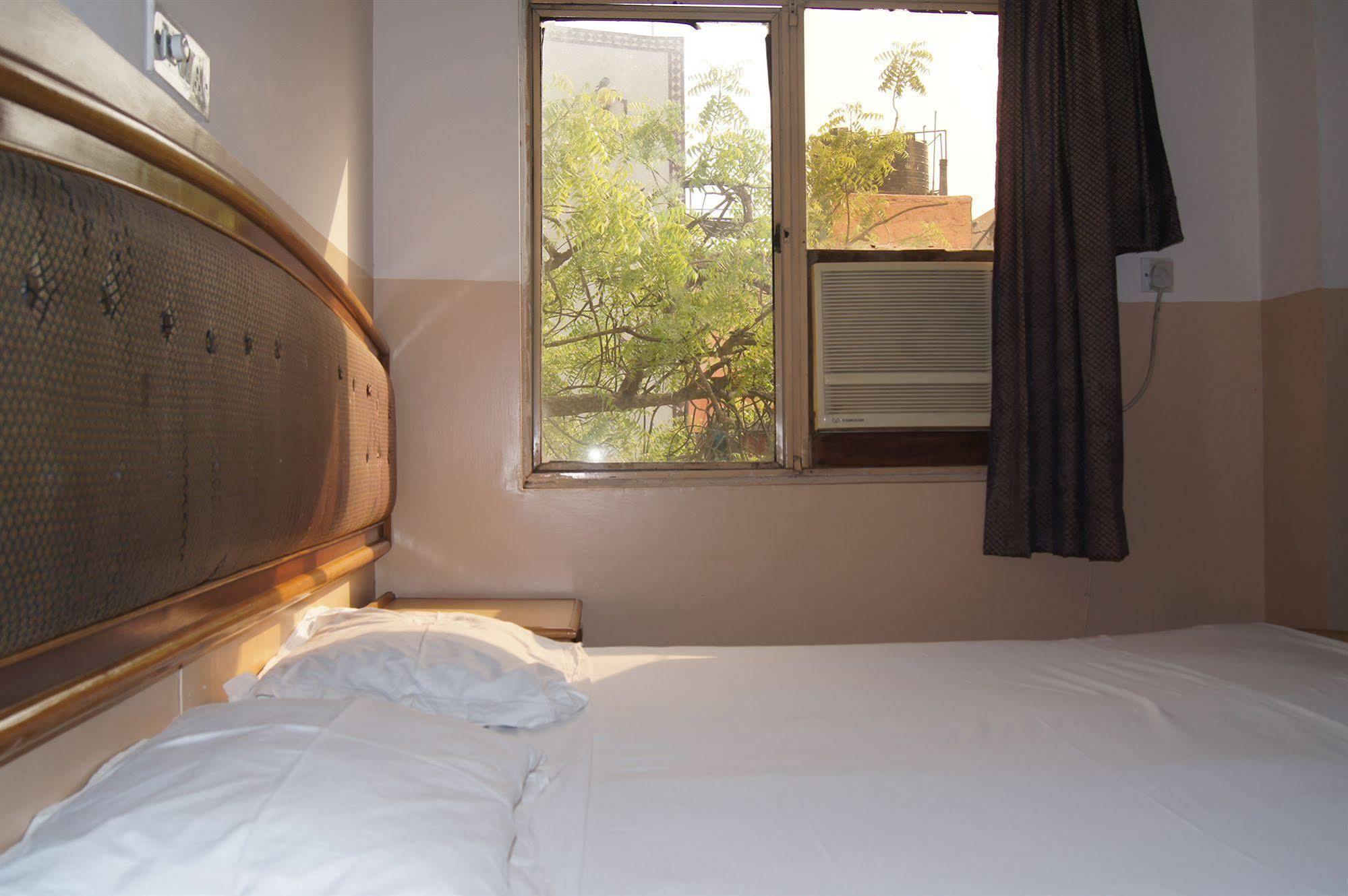 Hotel Westend Holiday Home 5 Mint From Nizamuddin Railway Station Ню Делхи Екстериор снимка
